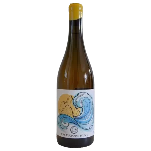 Bottiglia di vino Cacciatore d'Uve con etichetta artistica raffigurante onde e montagna.